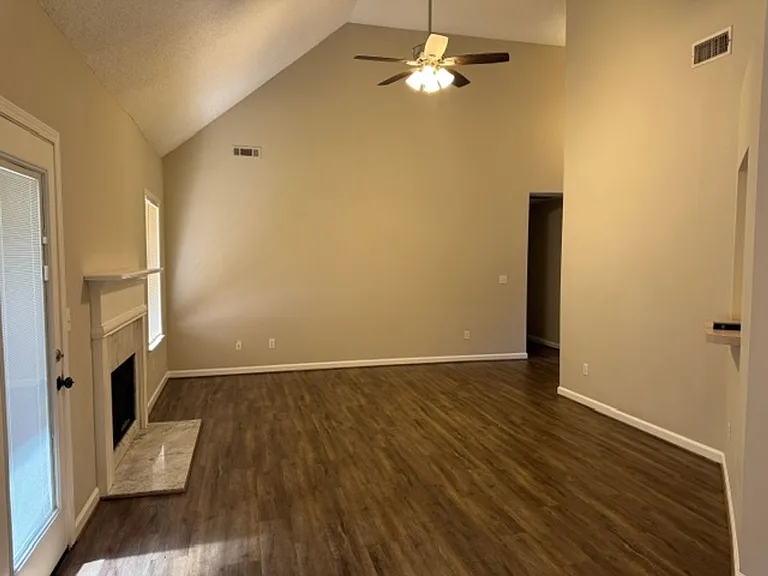 102 Woodstream Trl — Photo 4