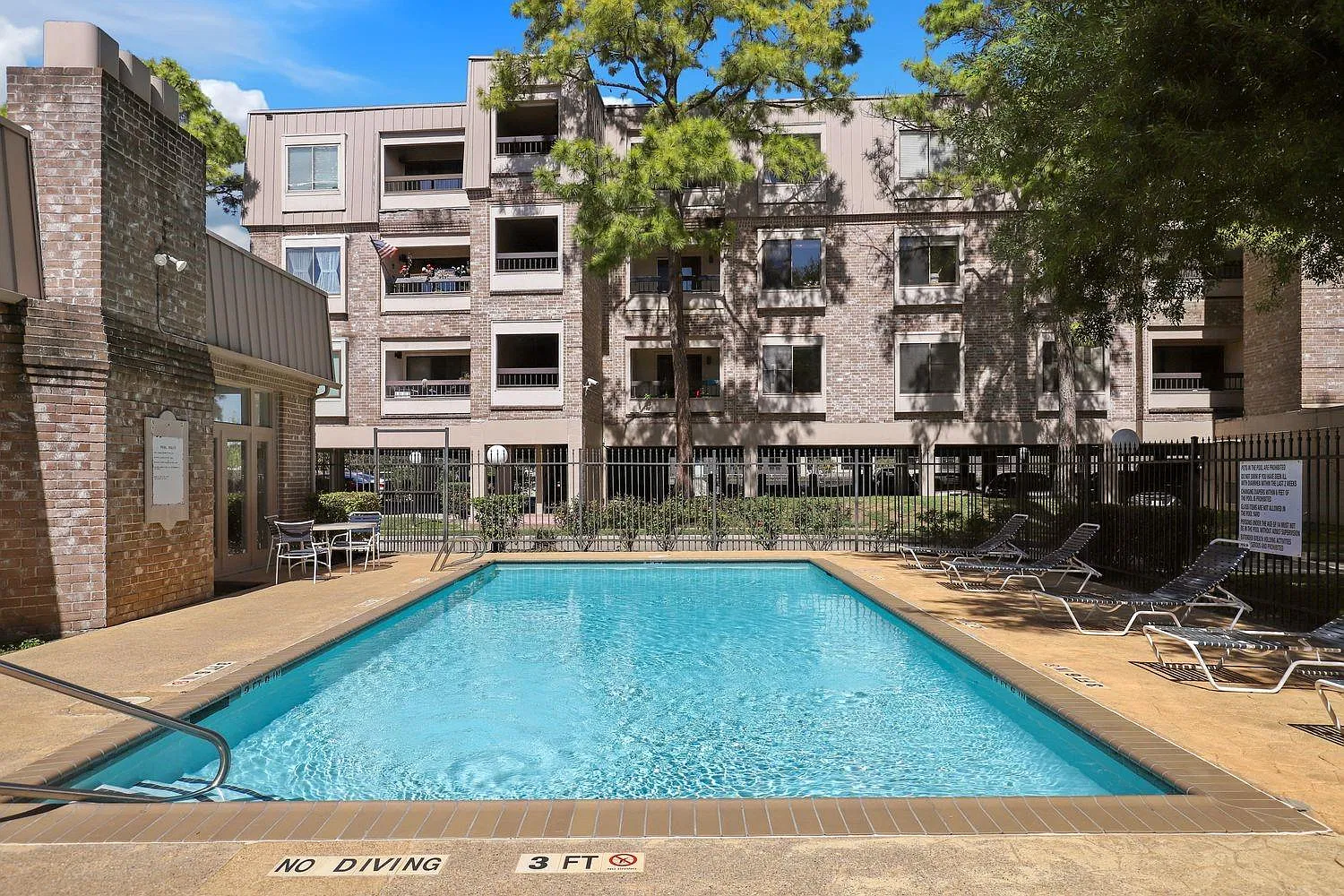 2 bed, 1.0 bath, 913 sqft, $1,600 — Photo 2