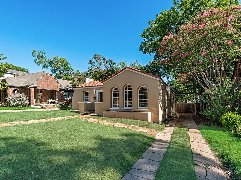 811 Kidd Springs Dr — Photo 2