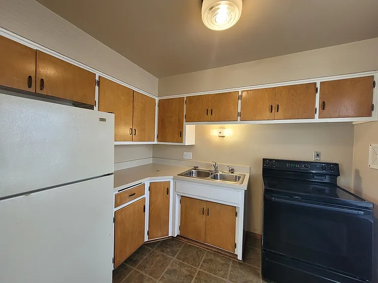 1095 Gillingham Rd #B — Photo 2
