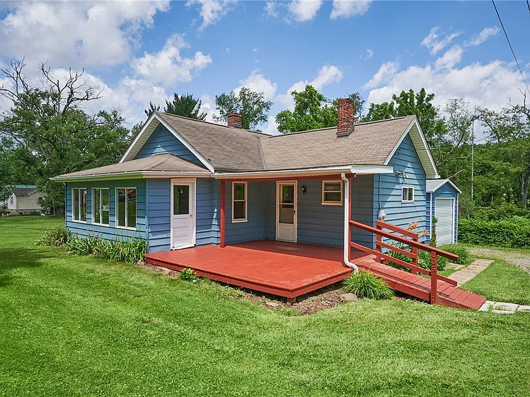 105 Derrick Ln — Photo 2