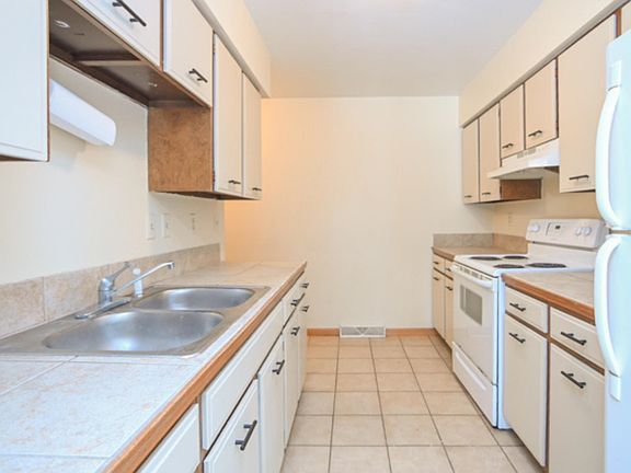 5th image of 2747 W 8th St