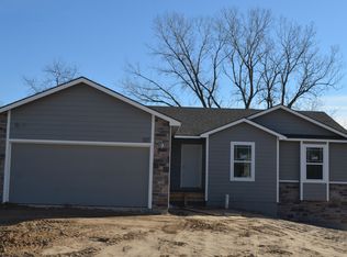 137 Turkey Ridge Dr, Saint George, KS 66535