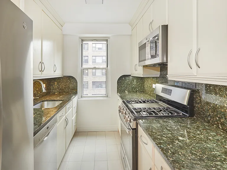 340 E 64th St #5B — Photo 11