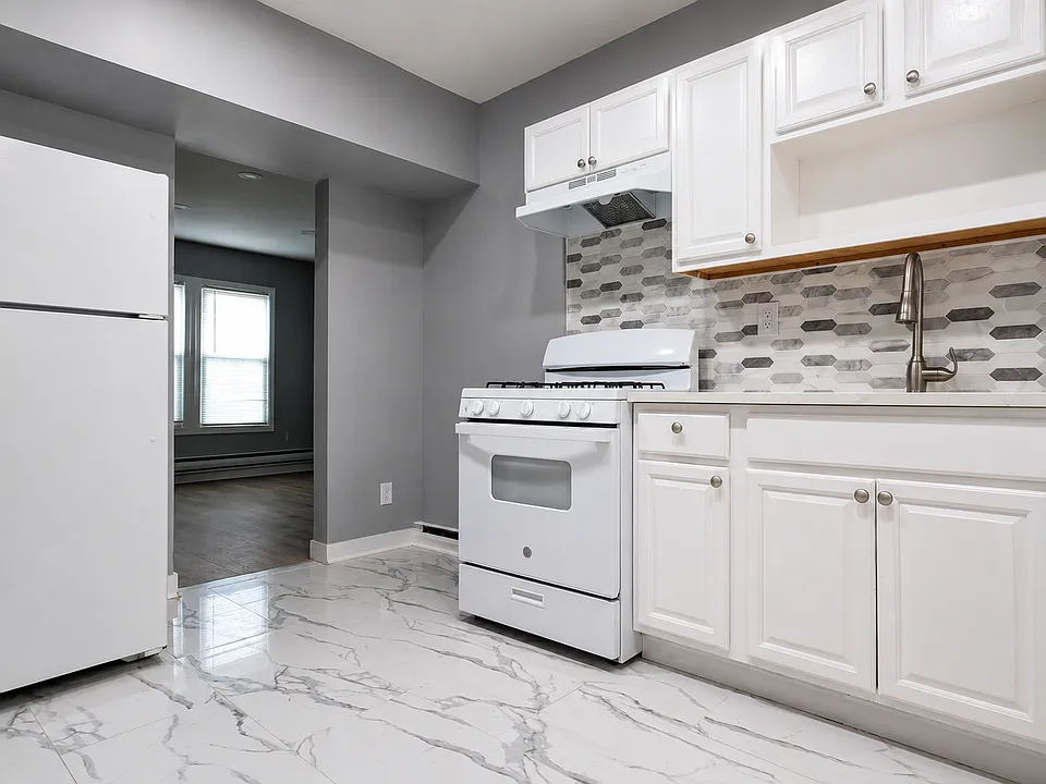 142 Rowe St #2B