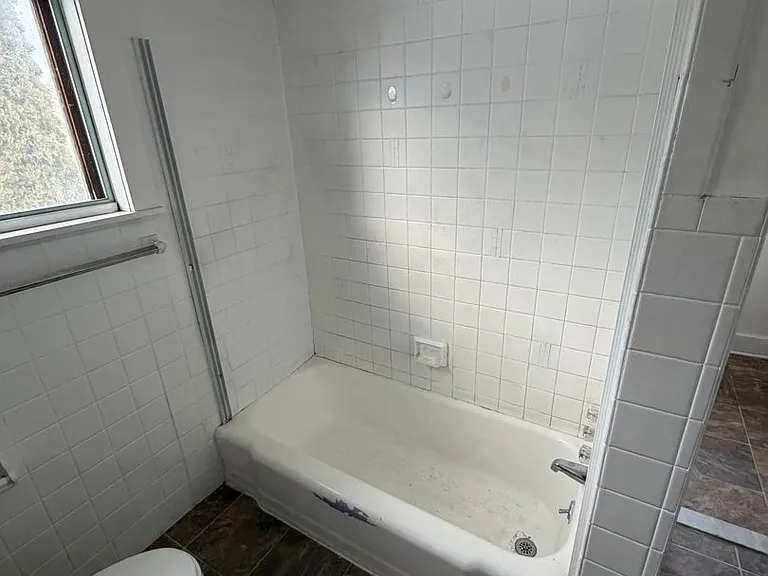 1817 Dickson Ave — Photo 13