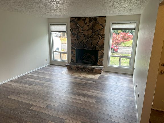3rd image of 702 SE 141st Ave
