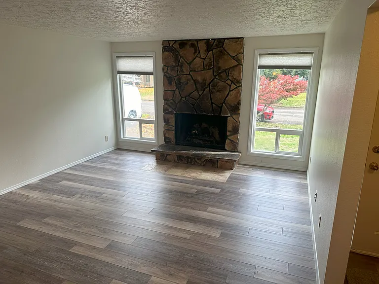 702 SE 141st Ave — Photo 3