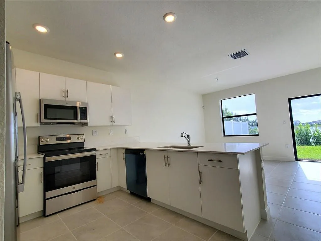 3 bed, 2.5 bath, 1412 sqft, $3,200 — Photo 3
