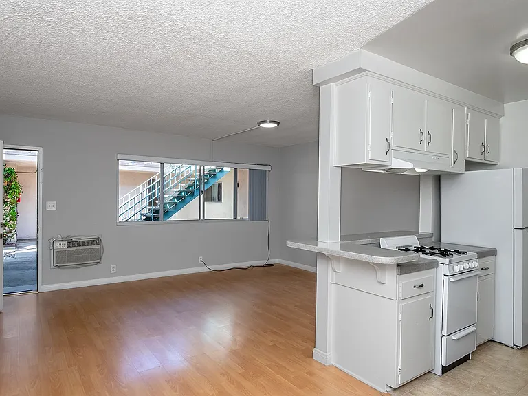 1066 Spazier Ave — Photo 6