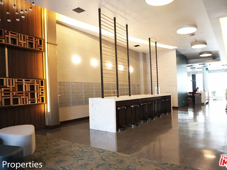 3810 Wilshire Blvd #Penthouse 7 — Photo 2