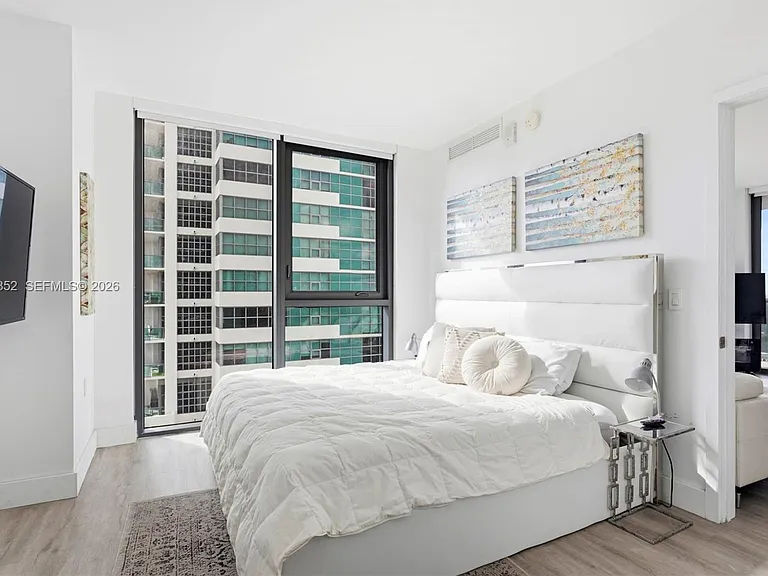 121 NE 34th St #1001 — Photo 7
