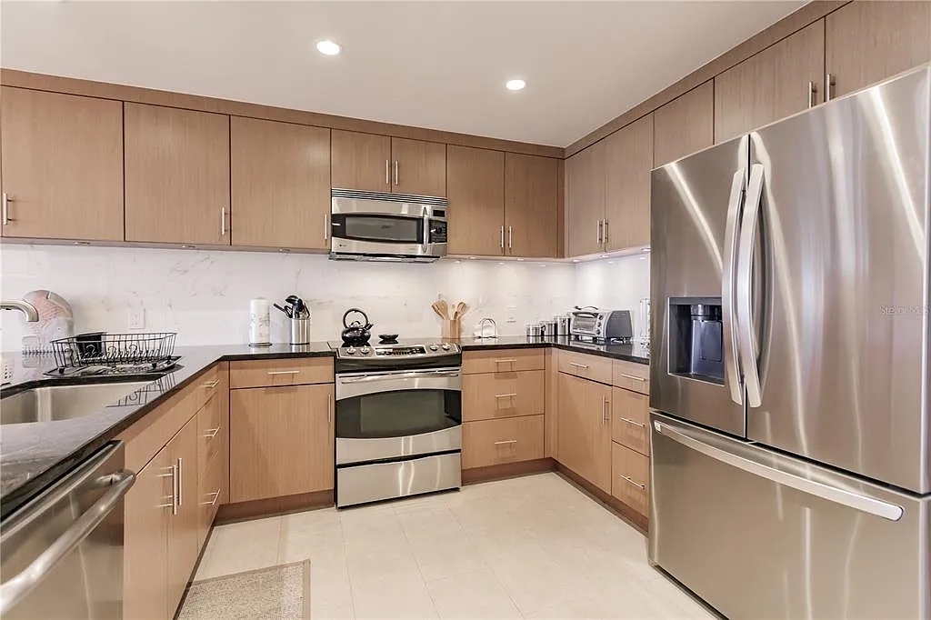 2 bed, 2.0 bath, 1163 sqft, $8,300 — Photo 4