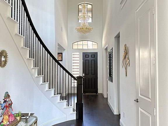 FOYER / Main Door View