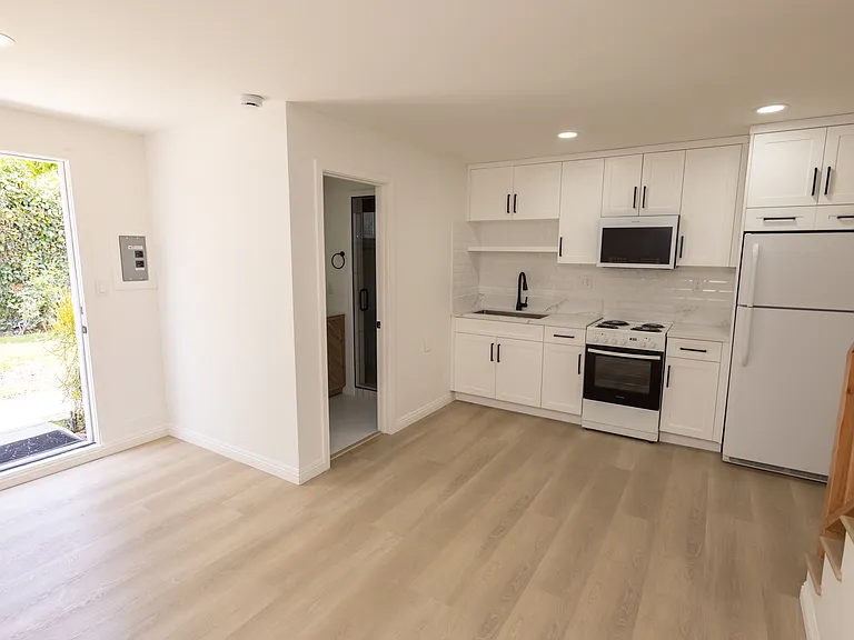 446 S La Peer Dr — Photo 27