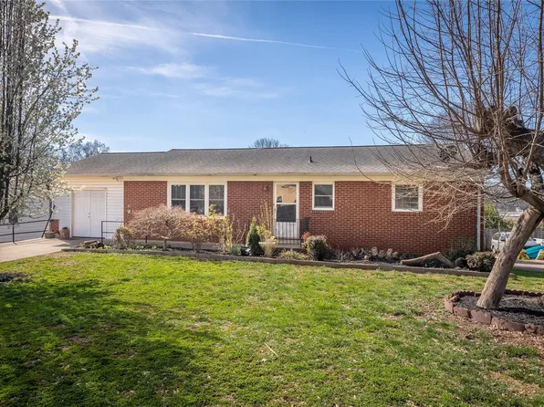 208 Ramsey St, Morganton, NC 28655