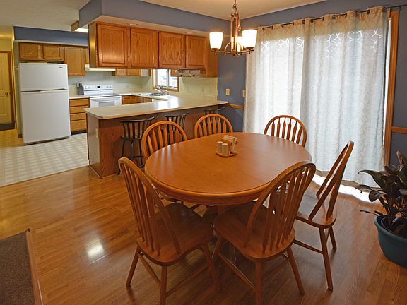 3rd image of 44 Roberts Ct