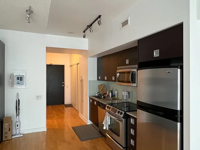33 Charles St E #1604 — Photo 32