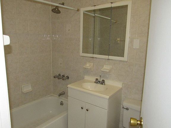 4th image of 21-19 32nd St #1