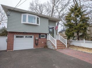 860 Udall Rd, West Islip, NY 11795