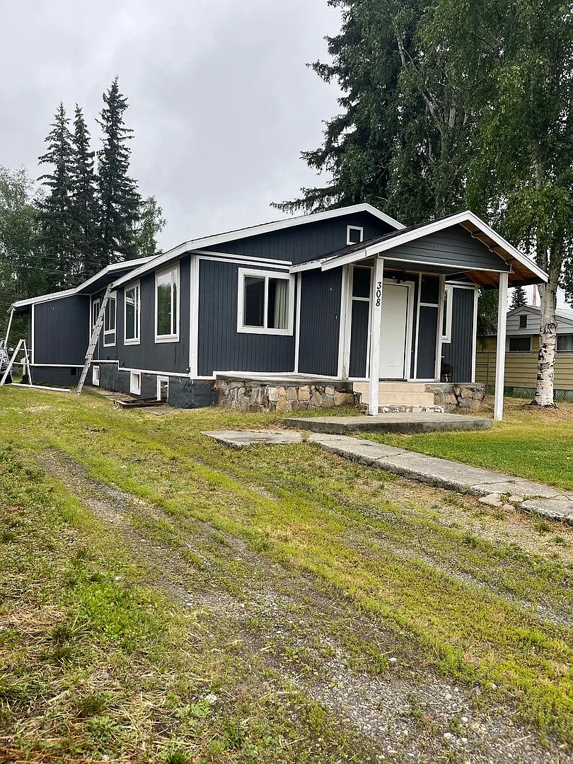 Large 4 bedroom home in Hamilton Acres - Mother in Law included — Photo 1