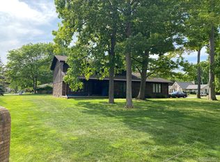26020 Yorkshire Pl, Grosse Ile, MI 48138