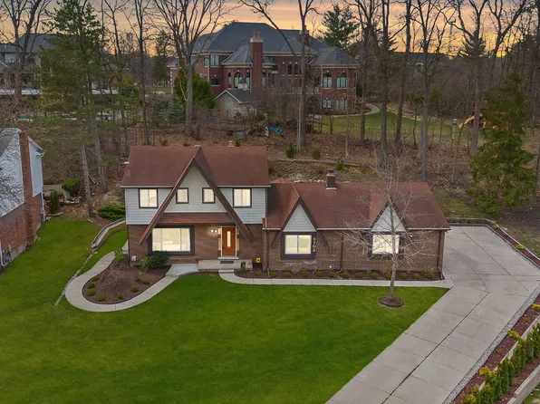 4702 Hardwoods Dr, West Bloomfield, MI 48323