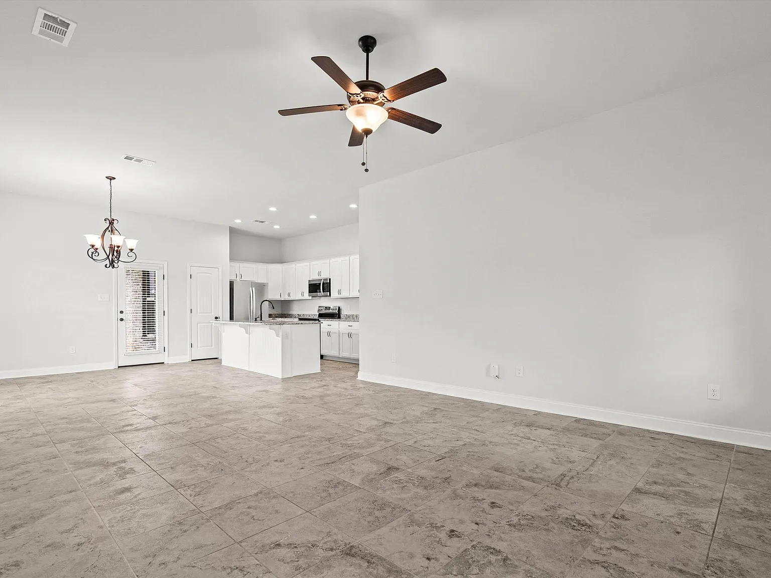 1372 Surrey Loop - 1 — Photo 4