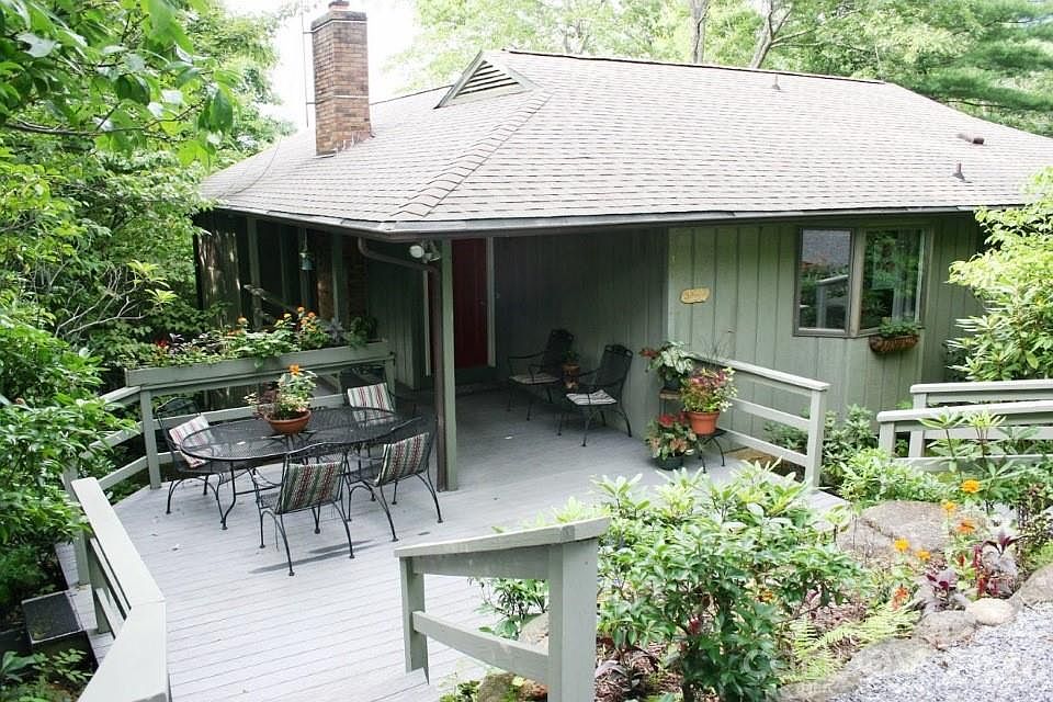 1st image of 31 Rhododendron Rd