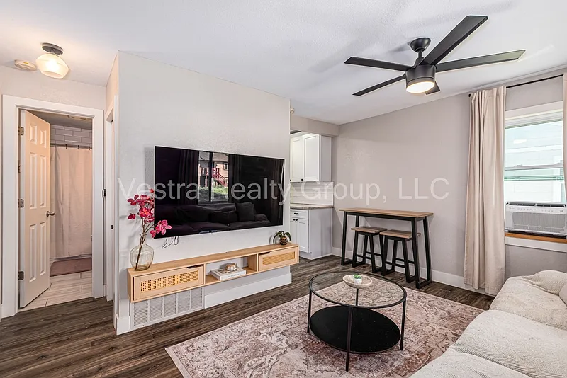 3 bed, 1.0 bath, 1041 sqft, $2,500 — Photo 4