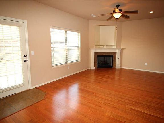 3rd image of 907 Oakwood Ln