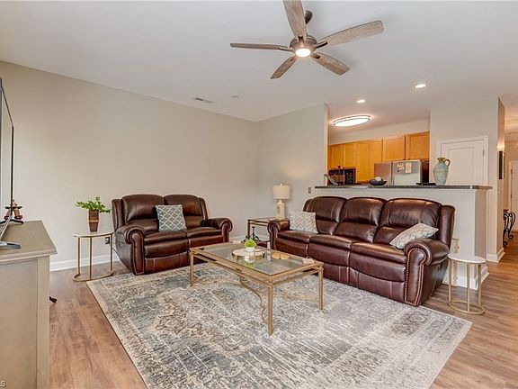 5th image of 33 Four Farms Cir