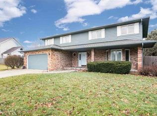 1411 Dover Rd, Bloomington, IL 61704