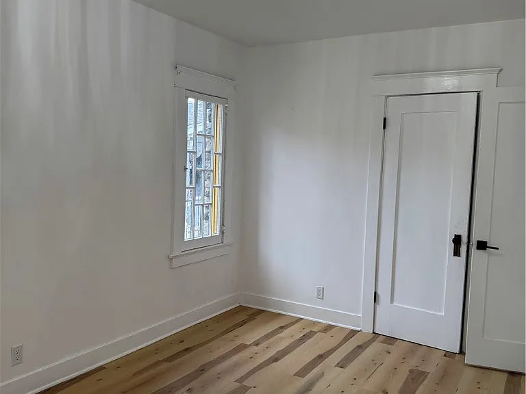 310 Alexander St — Photo 16