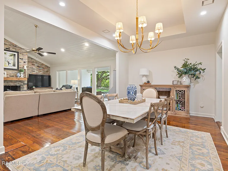 2407 E Broussard Rd — Photo 8