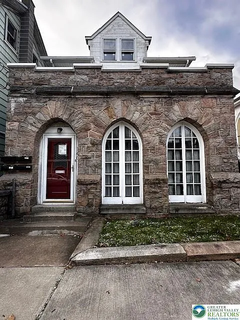2 bed, 1.0 bath, 1000 sqft, $925 — Photo 1