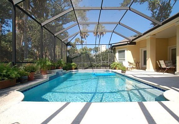 Screened, self cleaning pool
