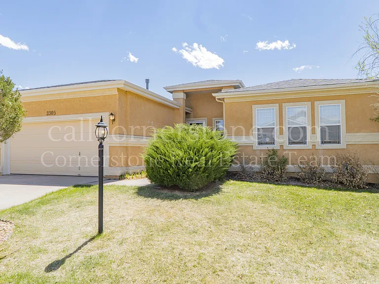 3305 Hollycrest Dr — Photo 2