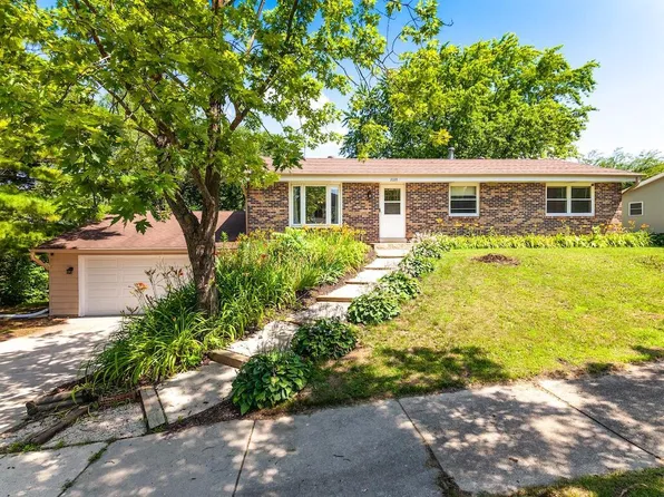 2028 Dixie DRIVE, Waukesha, WI 53189