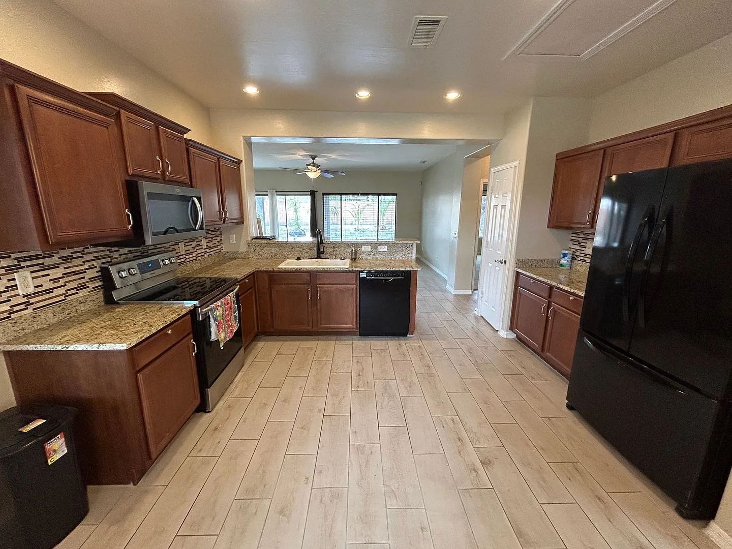 3 bed, 2.0 bath, 1597 sqft, $1,800 — Photo 2