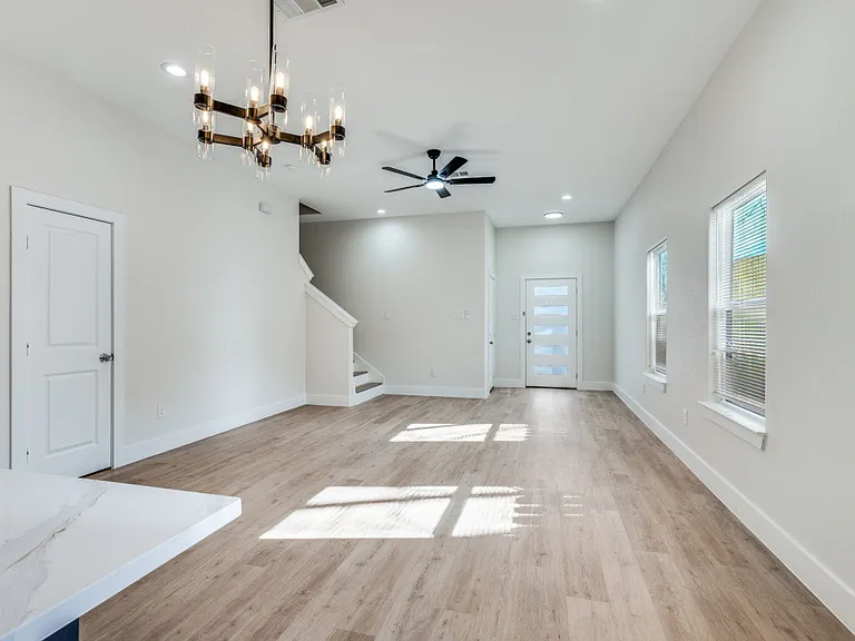 835 Stamps Ave — Photo 2