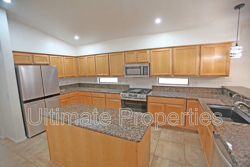 3 bed, 2.0 bath, 1702 sqft, $3,245 — Photo 3