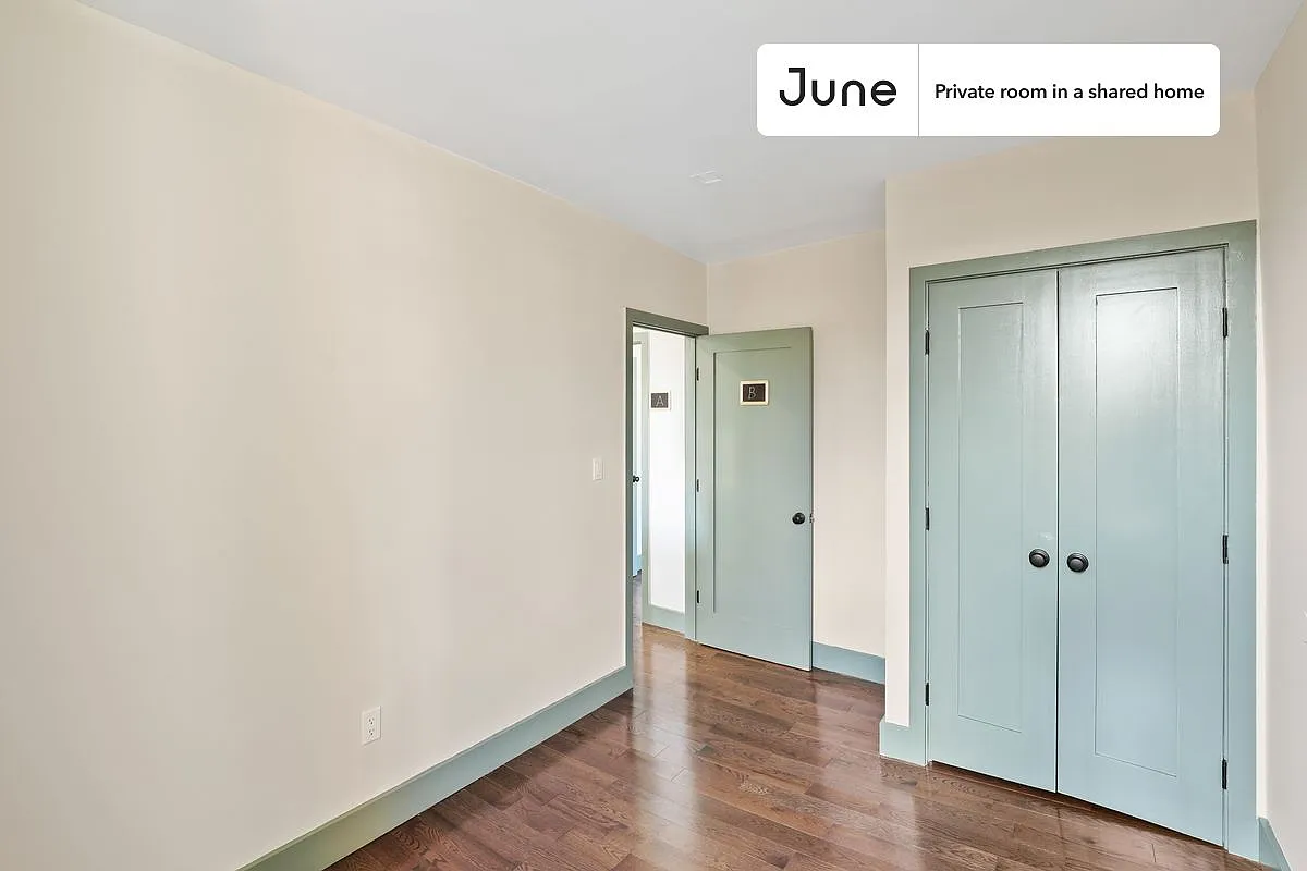 Queen bedroom in 2 bed/1 bath home in East Harlem #499 B — Photo 4