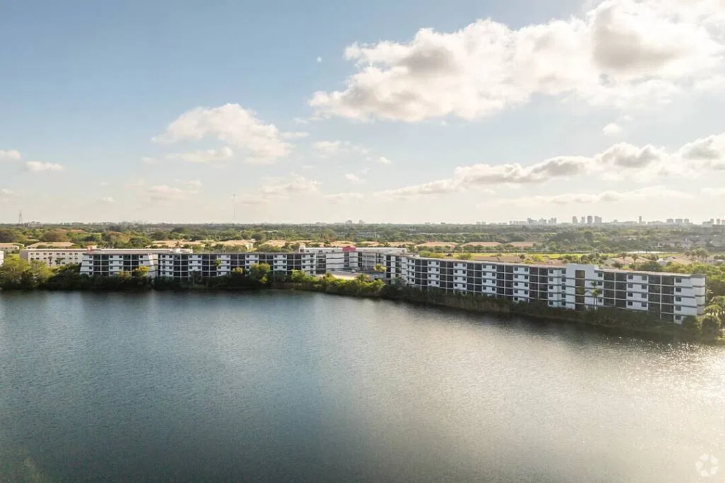 Grand Court Lakes — Photo 2
