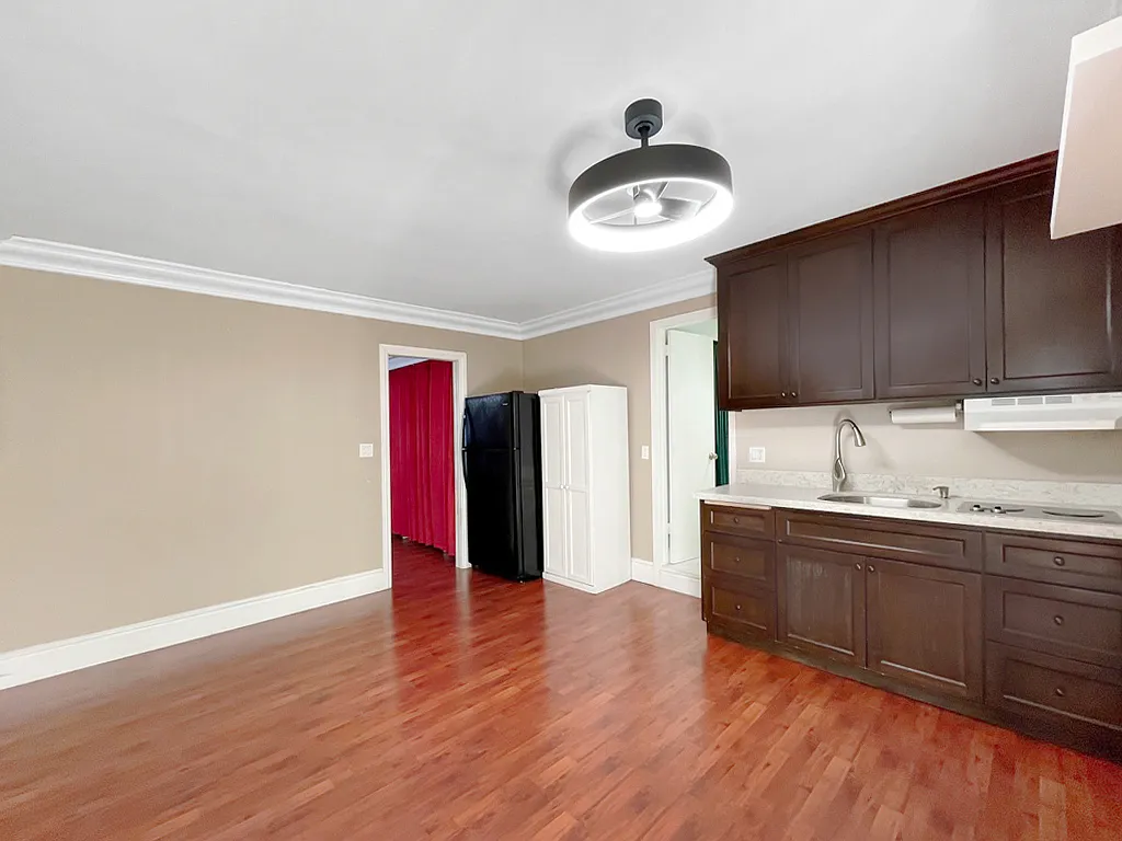 1 bed, 400 sqft, $2,100 — Photo 3
