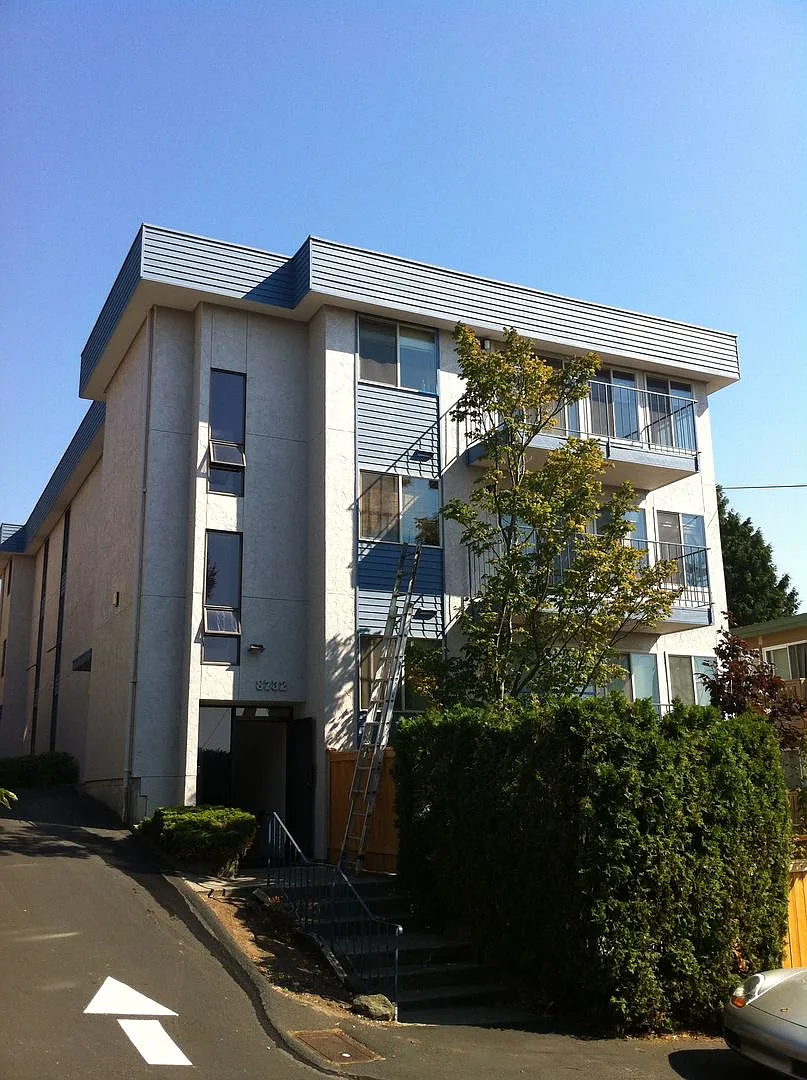 Large 2BD/2BA + Den Apartment for Rent in Greenwood Seattle | Convertible 3rd Bedroom Layout, Pri... — Photo 2