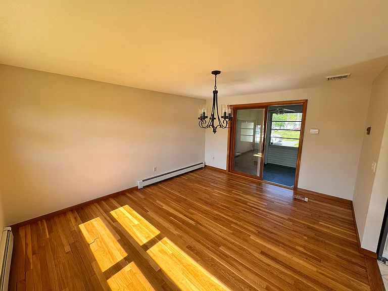 536 N Elm St — Photo 4
