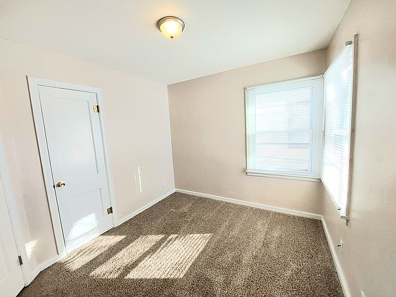 4th image of 907 E 10th Ave