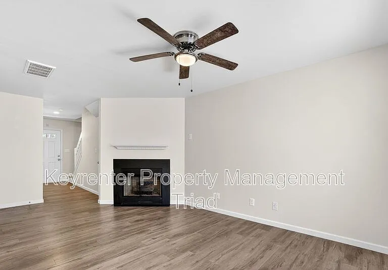 805 Creek Crossing Trl — Photo 14