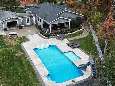 5th image of 1561 Overhead Rd